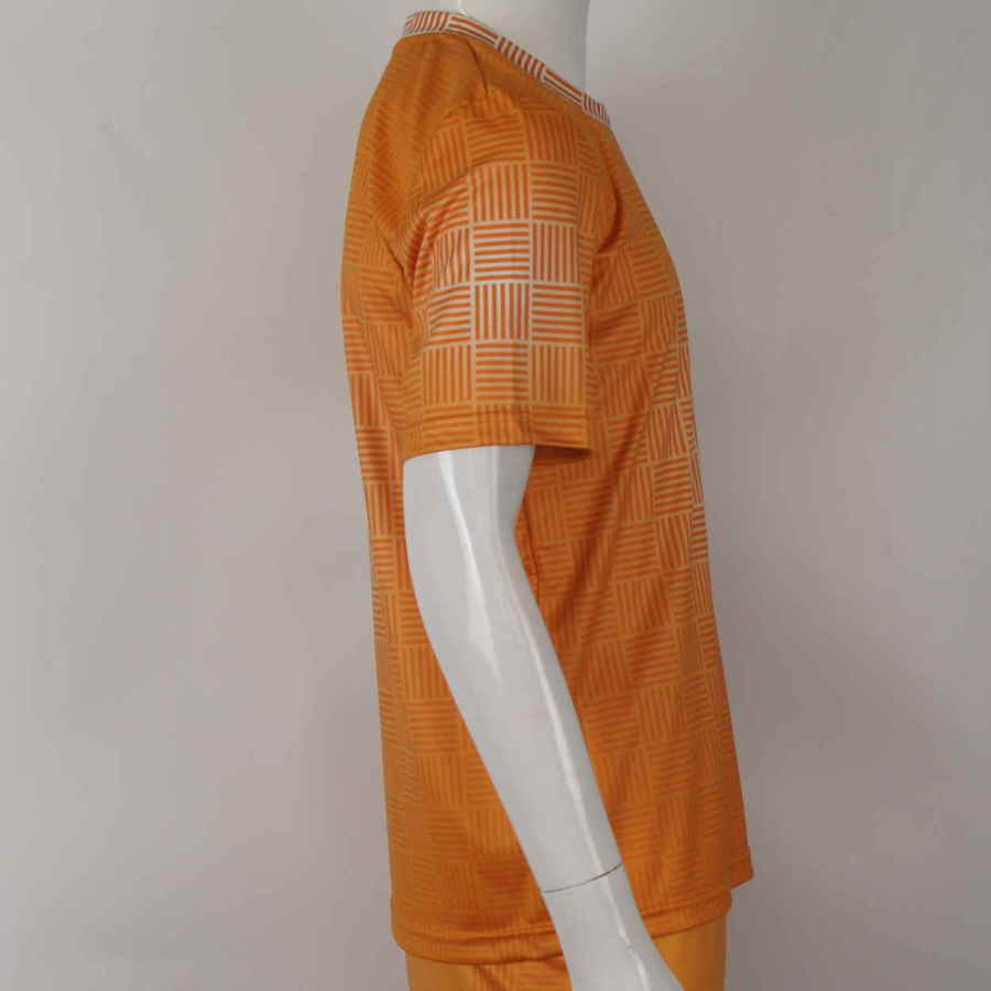 เสื้อฟุตบอลพิมพ์ลายสีส้ม มีลายจุดกระจายแสงสีขาวที่แขนซ้ายขวา