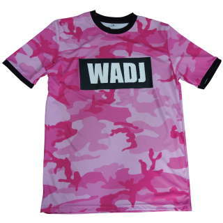 เสื้อฟุตบอลพิมพ์ลายทหารสีชมพูติดโลโก้สปอนเซอร์หน้าอกและเบอร์หลัง