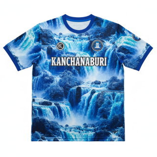 ด้านหน้าเสื้อฟุตบอลพิมพ์ลาย Kanchanaburi ดีไซน์รูปน้ำตกสีน้ำเงินขาว พิมพ์ลายซับลิเมชั่นเต็มตัว