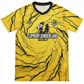 ด้านหน้าเสื้อบอลพิมพ์ซับลิเมชั่นสีเหลืองดำ ทีม ลพบุรี ซันเดอร์แลนด์ ดีไซน์ลายสายฟ้า