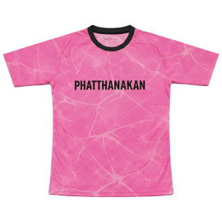 เสื้อฟุตบอลพิมพ์ลายซับลิเมชั่นสีชมพู ด้านหน้า พิมพ์ชื่อทีม PHATTHANAKAN สำหรับทีมฟุตบอลย่านพัฒนาการ สวนหลวง