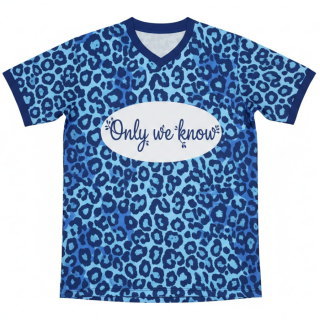 เสื้อฟุตบอลพิมพ์ลายเสือดาวสีน้ำเงิน ด้านหน้า พร้อมข้อความ Only we know งานพิมพ์ซับลิเมชั่น