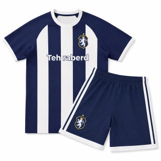 ชุดกีฬาฟุตบอลลายทางสีน้ำเงินขาว สไตล์คลาสสิก พร้อมโลโก้สิงโตและกางเกงเข้าชุด
