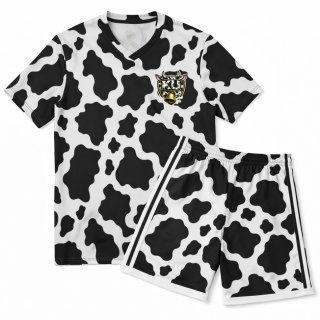 ชุดฟุตบอลลายวัว สีขาวดำ พร้อมกางเกงขาสั้นและโลโก้กระดิ่ง