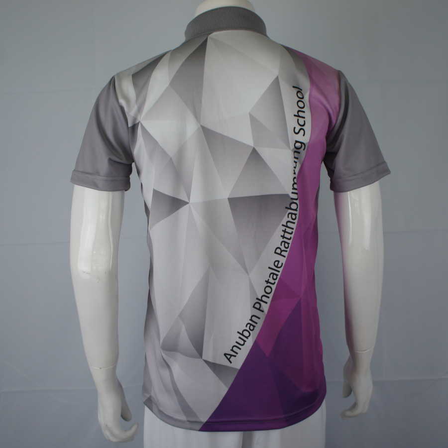 ด้านหลังเสื้อกีฬาสีสีม่วง พิมพ์ชื่อโรงเรียนแนวตั้ง งานพิมพ์ซับลิเมชั่น ไม่หลุดลอก