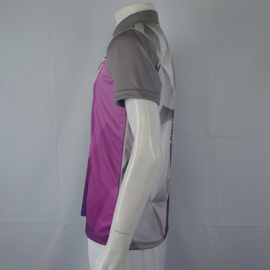 มุมมองด้านข้างเสื้อกีฬาพิมพ์ลายสีม่วง ทรงสวย ตัดเย็บประณีตสำหรับนักเรียน