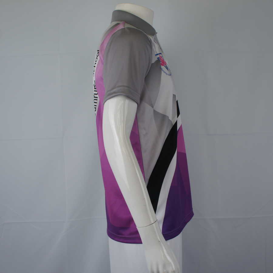 รายละเอียดแขนเสื้อและปกเสื้อโปโลพิมพ์ลายสีม่วงเทา ดีไซน์ทันสมัยส่งทั่วไทย