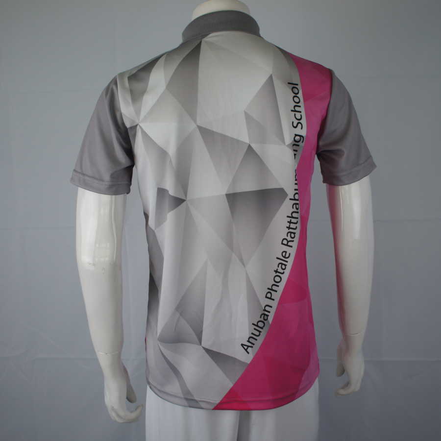 ด้านหลังเสื้อกีฬาสีพิมพ์ลายสีชมพู พิมพ์ชื่อโรงเรียนแนวตั้ง เนื้อผ้าไมโครโพลีเอสเตอร์
