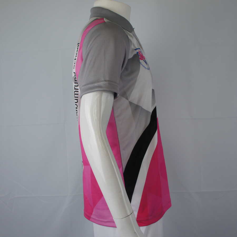 รายละเอียดลายกราฟิกและแขนเสื้อโปโลกีฬาสี ดีไซน์ทันสมัย สีชมพูเทา