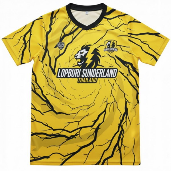 ด้านหน้าเสื้อบอลพิมพ์ซับลิเมชั่นสีเหลืองดำ ทีม ลพบุรี ซันเดอร์แลนด์ ดีไซน์ลายสายฟ้า ผลิตโดย Sport Mighty
