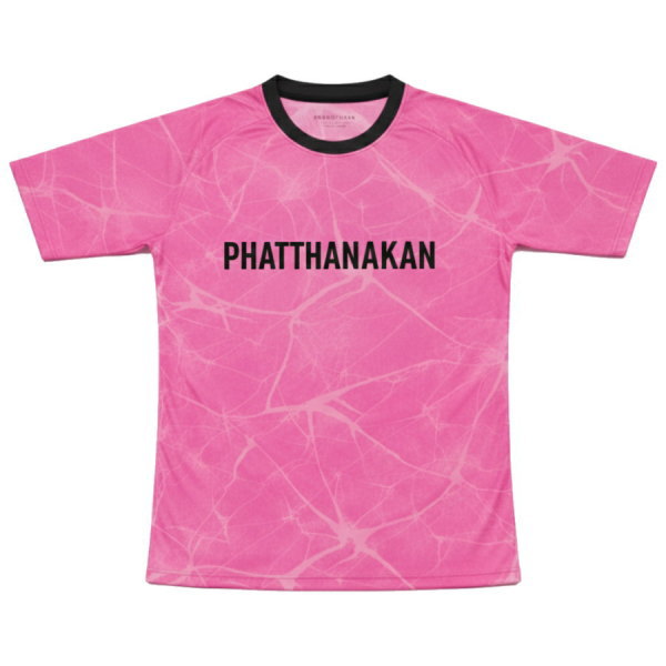 เสื้อฟุตบอลพิมพ์ลายซับลิเมชั่นสีชมพู ด้านหน้า พิมพ์ชื่อทีม PHATTHANAKAN สำหรับทีมฟุตบอลย่านพัฒนาการ สวนหลวง