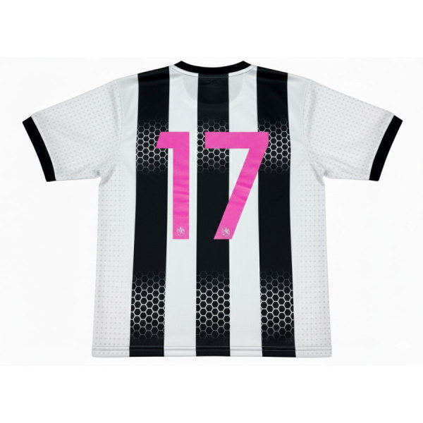 เสื้อฟุตบอลลายทางขาวดำด้านหลัง พิมพ์หมายเลข 17 สีชมพู เนื้อผ้าไมโครระบายอากาศดี