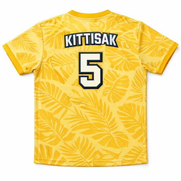 ด้านหลังเสื้อกีฬาพิมพ์ชื่อและเบอร์ KITTISAK 5 ลายใบไม้สีเหลือง ผลิตโดย Sport Mighty กรุงเทพฯ