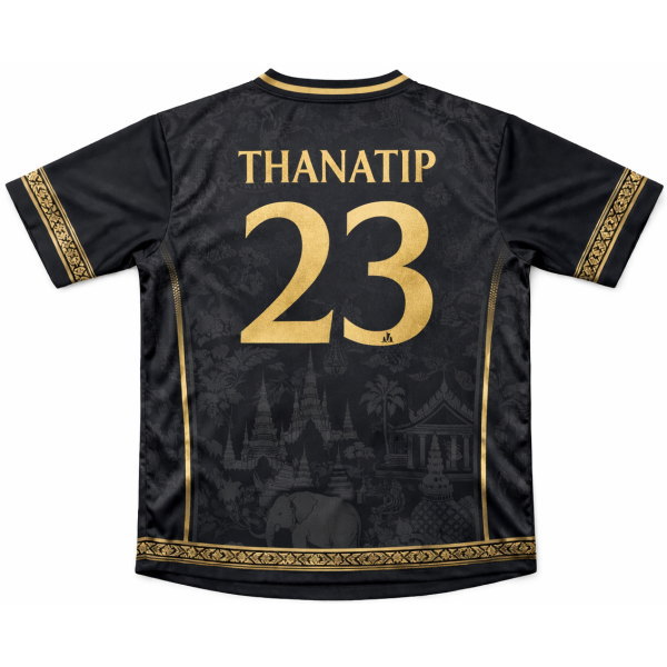 ด้านหลังเสื้อบอลพิมพ์ลายชื่อ THANATIP เบอร์ 23 สีดำทอง ลายไทยประยุกต์ สั่งทำเสื้อกีฬาโคราช