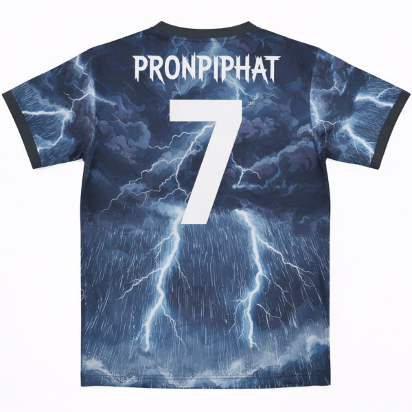 ด้านหลังเสื้อฟุตบอลพิมพ์ลายพายุสายฟ้า หมายเลข 7 ชื่อ PRONPIPHAT ผลิตโดย Sport Mighty กรุงเทพฯ