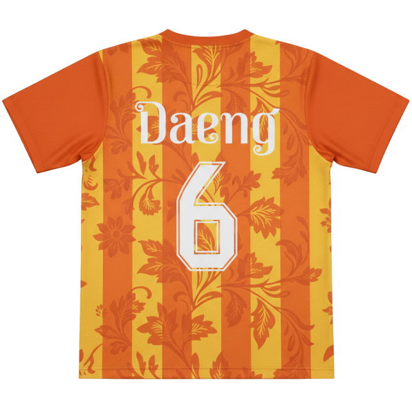 ด้านหน้าเสื้อบอลสั่งทำ พิมพ์ลายกราฟิกพฤกษาและลายทาง พร้อมชื่อทีมภาษาไทย ผลิตด้วยระบบซับลิเมชั่นคุณภาพสูง