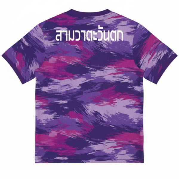 ด้านหลังเสื้อทีมสั่งทำ พิมพ์ชื่อทีม ตัวอักษรสีขาว บนพื้นม่วงชมพู ลายเต็มตัว