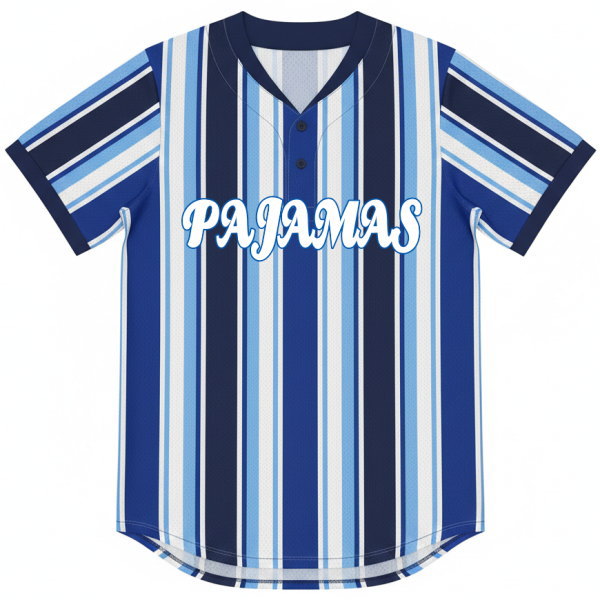 เสื้อฟุตบอลสั่งทำ ลายทางสีน้ำเงิน ฟ้า และขาว ด้านหน้า พร้อมโลโก้ทีม ผลิตด้วยผ้าไมโครโพลีเอสเตอร์ sublimation โดย Sport Mighty