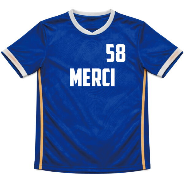 เสื้อฟุตบอลสั่งทำสีน้ำเงิน สไตล์ Chelsea ด้านหน้า พร้อมชื่อ MERCI และหมายเลข 58 ผลิตโดย Sport Mighty