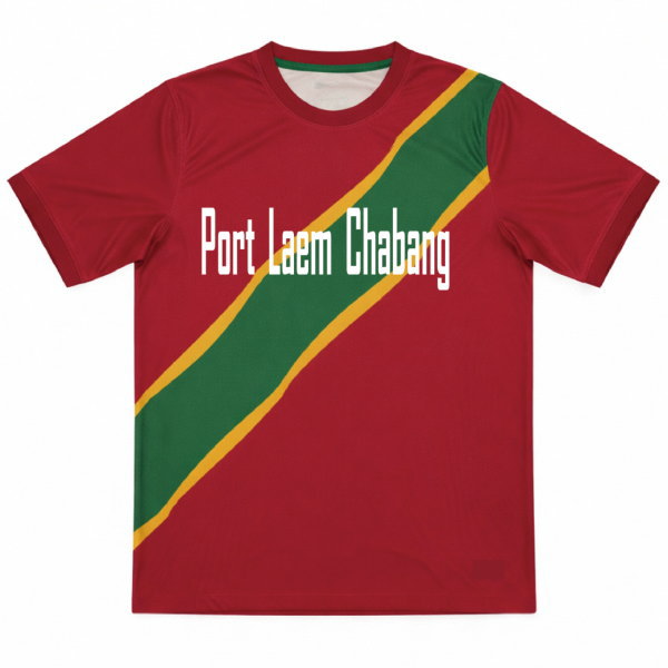เสื้อฟุตบอลสั่งทำสีแดง แถบเฉียงสีเขียวเหลือง ด้านหน้าพร้อมชื่อทีม Port Laem Chabang ผลิตโดย Sport Mighty
