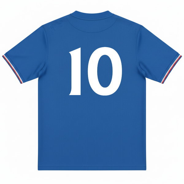 ด้านหลังเสื้อฟุตบอลสีน้ำเงิน พิมพ์หมายเลข 10 สีขาวขนาดใหญ่ ดีไซน์เรียบหรูพร้อมแถบสีธงชาติอิตาลีที่ปลายแขนเสื้อ