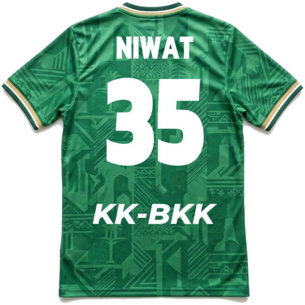 ตัวอย่างเสื้อกีฬาสั่งทำด้านหลัง พร้อมชื่อ NIWAT และหมายเลข 35 สำหรับยูนิฟอร์มเจ้าหน้าที่สนามกีฬา ผลิตโดย Sport Mighty Bangkok