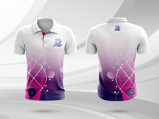เสื้อโปโลสีขาวไล่เฉดม่วง ลายกราฟิกเส้นสายอ่อนช้อย พร้อมโลโก้หน้าอกและหลัง