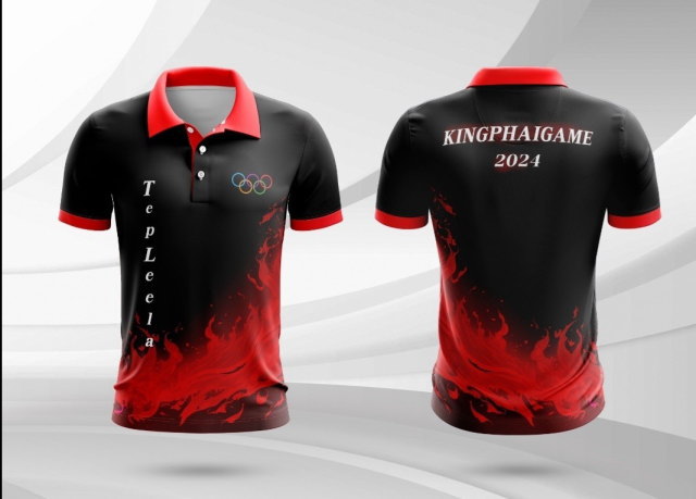 เสื้อโปโลสีดำตัดด้วยลายกราฟิกสีแดงสไตล์ดุดัน พร้อมโลโก้โอลิมปิก