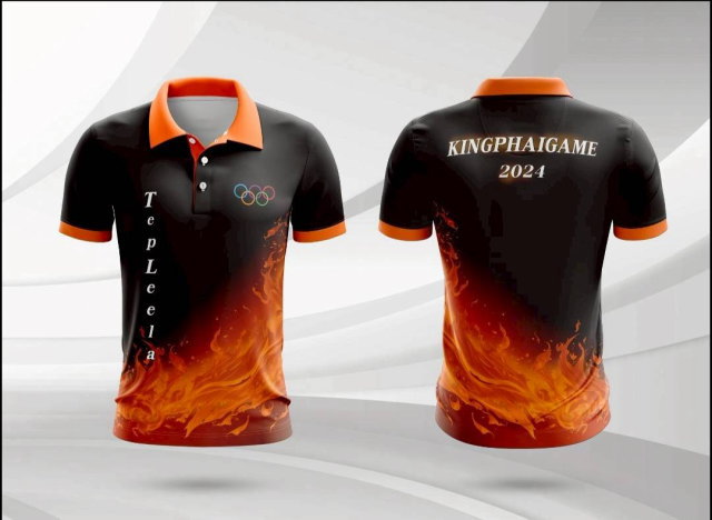 เสื้อโปโลสีดำ-ส้ม พิมพ์ลายกราฟิกเปลวไฟสีส้มที่ชายเสื้อ พร้อมโลโก้โอลิมปิกและข้อความ KINGPHAIGAME 2024