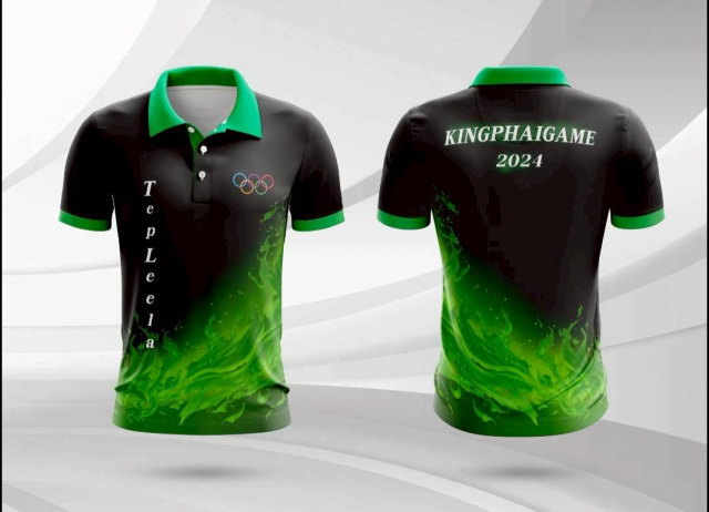 เสื้อโปโลสีดำ-เขียว พิมพ์ลายกราฟิกเปลวไฟสีเขียวสว่าง พร้อมข้อความ KINGPHAIGAME 2024