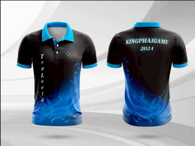 เสื้อโปโลสีดำ-ฟ้า พิมพ์ลายกราฟิกเปลวไฟสีฟ้า สวยงามและดูเย็นตา สำหรับงานกีฬาและกิจกรรมคณะ