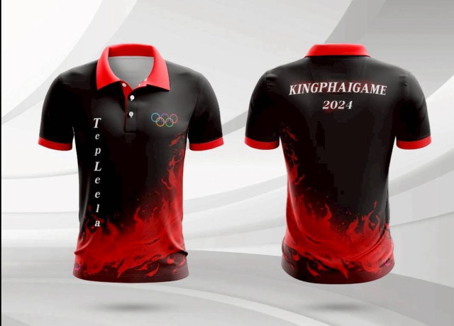 เสื้อโปโลสีดำ-แดง พิมพ์ลายกราฟิกเปลวไฟสีแดงเพลิง พร้อมข้อความ KINGPHAIGAME 2024