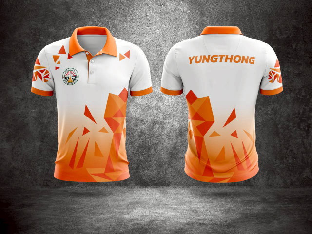 เสื้อโปโลกีฬาสีขาว-ส้ม พิมพ์ลายกราฟิกเรขาคณิต ด้านหลังสกรีนชื่อทีม YUNGTHONG