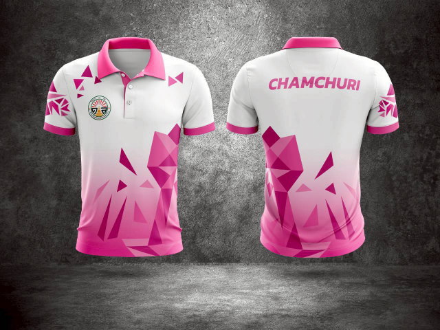 เสื้อโปโลกีฬาสีขาว-ชมพู พิมพ์ลายกราฟิกเรขาคณิตสีชมพูหวานสดใส ด้านหลังสกรีนชื่อ CHAMCHURI